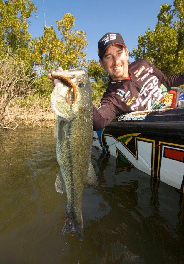 ott-defoe-holds-up-big-bass-on-berkley-pit-boss-626x900.jpg