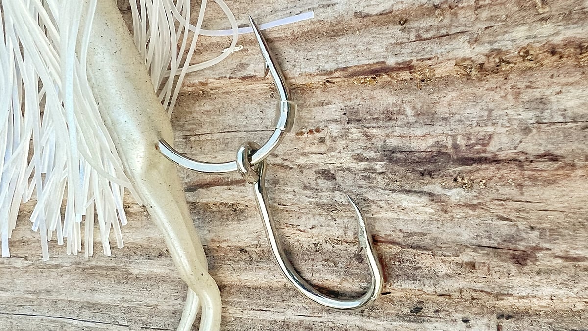 trailer hook on bass fishing spinnerbait