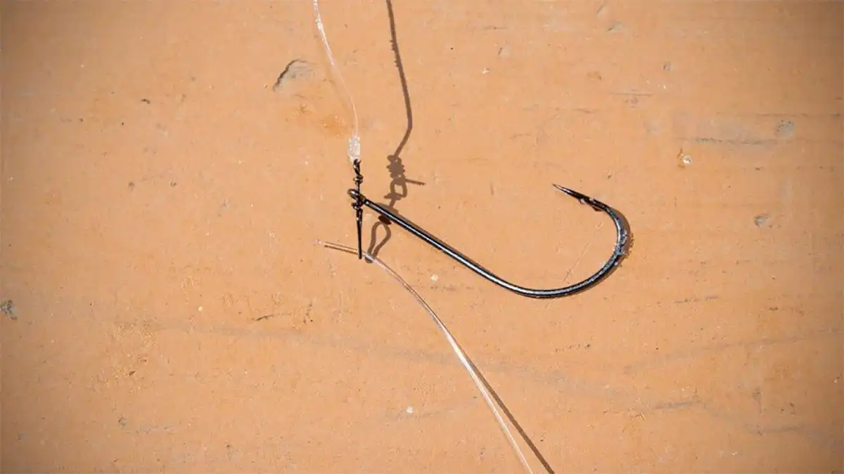 Spinning drop shot hook tied to the leader from both ends