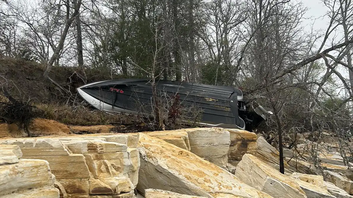 sam rayburn rattlesnake island boat wreck
